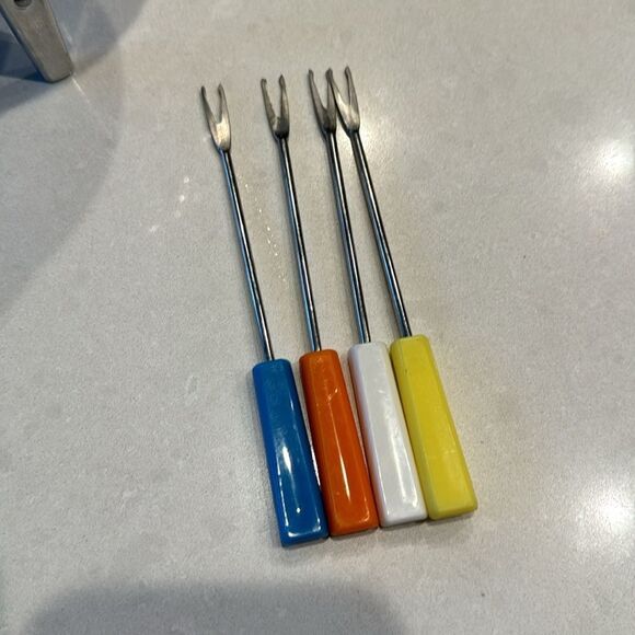 Fondue pot vintage with lid, wooden handle, candle stand, and 4 forks, so fun. - Picture 3 of 9